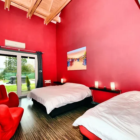 Beautiful With Heated Outdoor Pool *