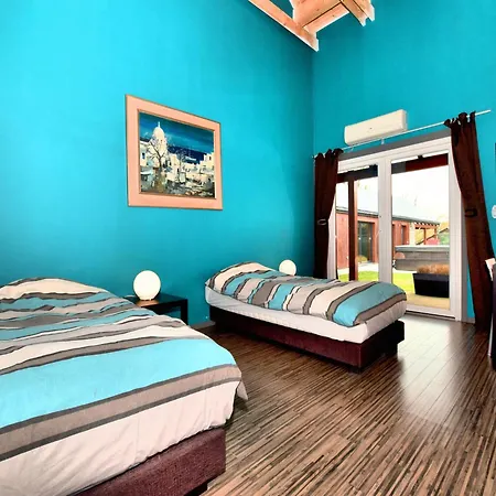 Beautiful With Heated Outdoor Pool *